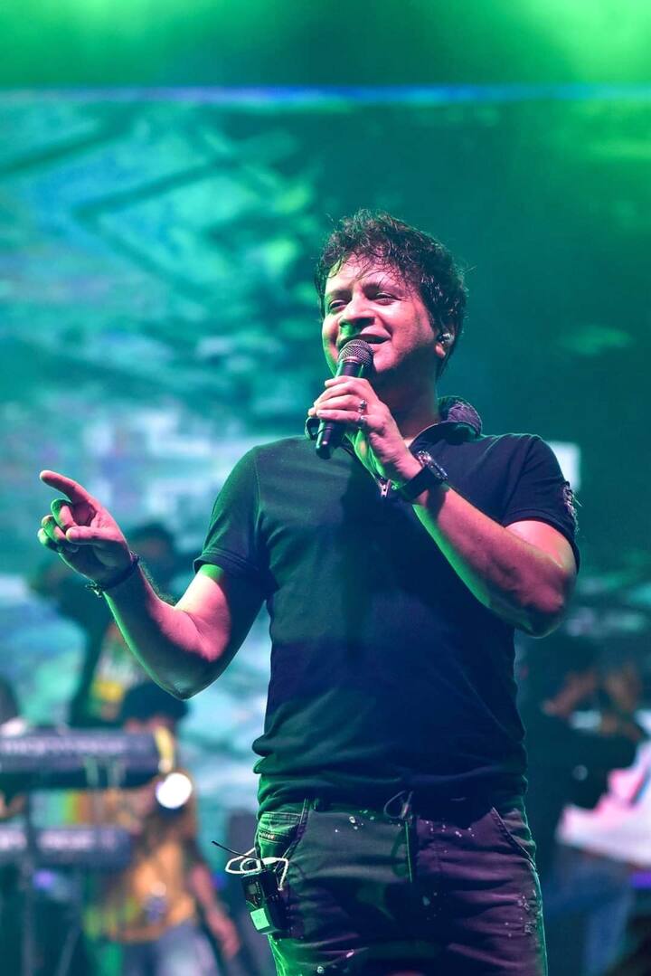 দেড় ঘণ্টার অনুষ্ঠান, একের পর এক ২০টা গান.. জনতা ভাবতে পারেননি, মঞ্চ আর দর্শকদের মনে রাজ করছেন যিনি, আর কয়েক ঘণ্টার মধ্যেই তিনি থাকবেন না?