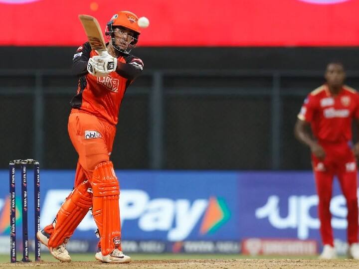 सलामी जोड़ी के लिए सनराइजर्स हैदराबाद के अभिषेक शर्मा सबसे बेस्ट अनकैप्ड खिलाड़ी हैं. इस सीजन इन्होंने 30 से ज्यादा की बल्लेबाजी औसत और 130 से ज्यादा के स्ट्राइक रेट से 426 रन बनाए हैं. अनकैप्ड भारतीय खिलाड़ियों में वह सबसे ज्यादा रन बनाने वाले बल्लेबाज रहे हैं. (फोटो सोर्स: iplt20.com)