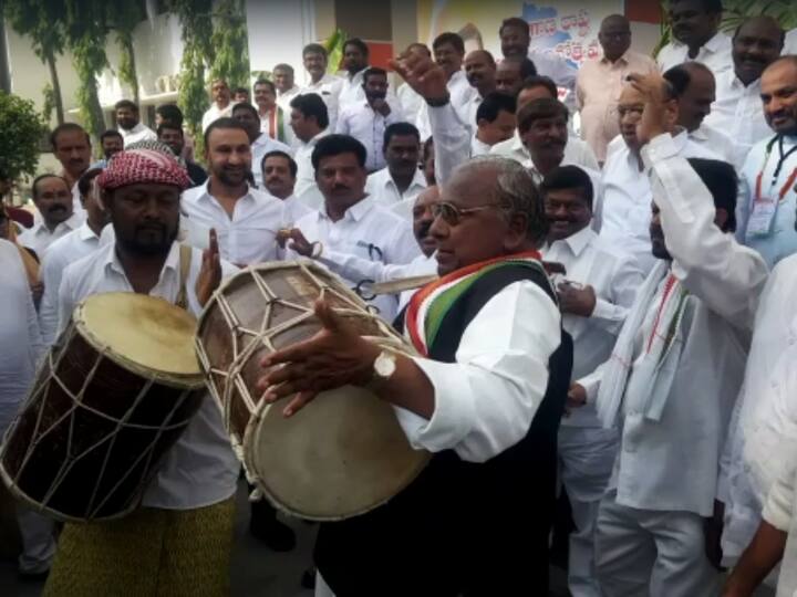 Telangana Congress leaders participates in Telangana formation day celebrations in Gandhi Bhavan of Hyderabad Telangana Congress: గాంధీ భవన్‌లో రాష్ట్ర ఆవిర్భావ సంబురాలు - డప్పులు, అదిరిపోయే మాస్ డాన్సులతో వీహెచ్ స్టెప్పులు, వీడియో