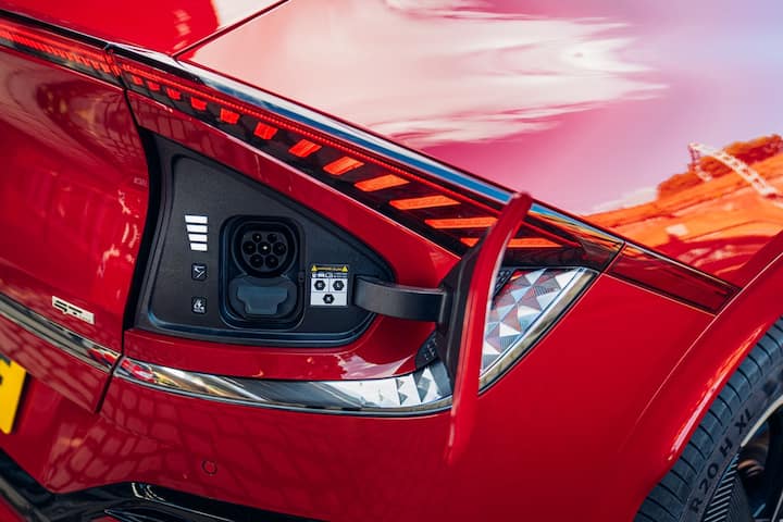 Kia EV6 CBU ( Completely Built Unit) রুট দিয়ে ভারতে আসবে। কোরিয়ান গাড়ি নির্মাতা কিয়া প্রাথমিকভাবে এই বৈদ্যুতিক ক্রসওভারের 100 ইউনিটের প্রথম ব্যাচ নিয়ে আসবে ভারতে। এটি হুন্ডাই এর ডেডিকেটেড ইলেকট্রিক-গ্লোবাল মডুলার প্ল্যাটফর্ম (ই-জিএমপি) এর উপর ভিত্তি করে তৈরি করা হয়েছে।