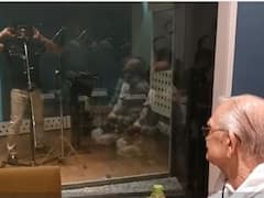 Watch: KK Record His Debut Song ‘Chhod Aaye Hum’ For Maachis. Gulzar Said ‘Kya Baat Hai’