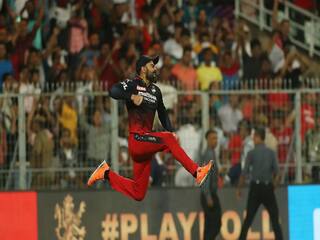 Virat kohlis tweet during IPL play off becomes most retweeted one during IPL 2022 Virat kohli: களத்தில் சொதப்பினாலும் ட்விட்டரில் மாஸ் காட்டிய விராட்.. ஐபிஎல் வைரல் ட்வீட் எது தெரியுமா?