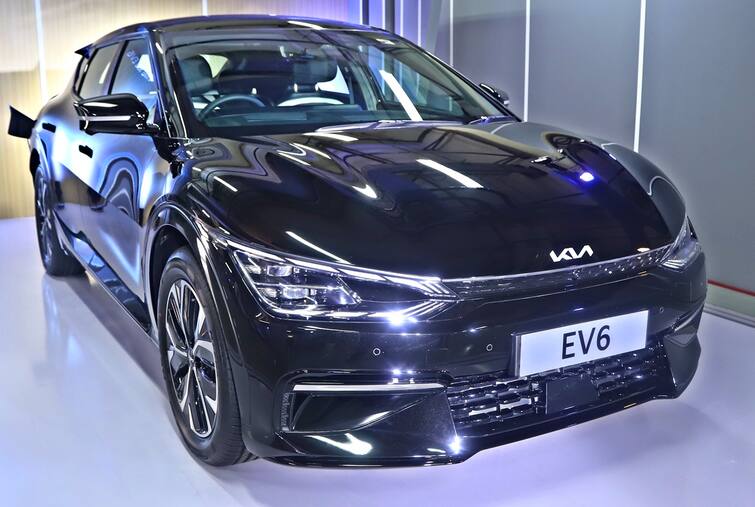 Kia EV6 launched- check out prices and special features Kia EV6 launched: কিয়া ইভি সিক্স এল ভারতে, দাম কত জানেন ?