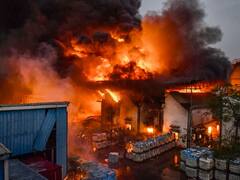 Vadodara News: केमिकल फैक्ट्री में भीषण आग लगने से सात लोग घायल, तस्वीरों में देखें भयानक मंजर