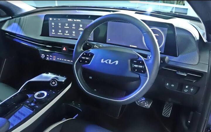 ફિચર્સઃ- કેબિન ફિચર્સની રીતે કિયા EV6માં બ્લેક સાબર સીટ અને વિગન લેધર બૉલ્ટ્સની સાથે ઓલ બ્લેક ઇન્ટીરિયર મળે છે. આના ડેશબોર્ડ પર 12.3 ઇંચની ટચસ્ક્રીન ઇન્ફોટેનમેન્ટ સિસ્ટમ, 12.3 ઇંચની ડિજીટલ ડ્રાઇવર ડિસ્પ્લે, વાયરલેસ ચાર્જિંગ, એબિયન્ટ લાઇટિંગ, પાછળની સીટની નીચે થ્રી પીન સૉકેટ અને ઇલેક્ટ્રિક સનરૂફ મળે છે. આગળની સીટને પણ એડજેસ્ટેબલ બનાવવામાં આવી છે. આમાં હિટીંગ અને કૂલિંગની સુવિધા છે.