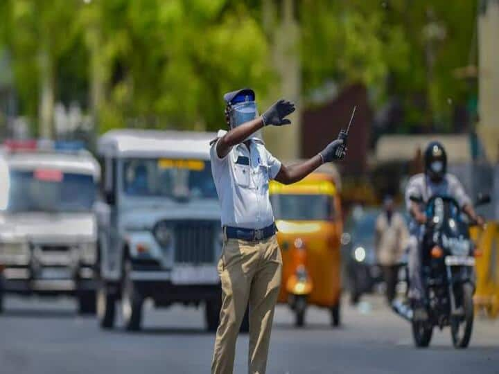 Traffic police fines public for violating traffic rules by pictures shared  in twitter by public itself ரூல் மீறினா போட்டோ போடுங்க! அபராத பில் தேடிப் போகும்! சென்னை போலீஸின் சூப்பர் சம்பவம்!