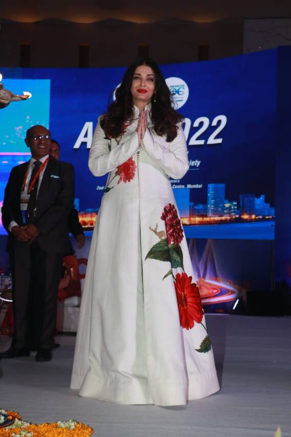 Aishwarya Rai Bachchan Photos: व्हाइट ड्रेस में बला की खूबसूरत लगीं ऐश्वर्या राय बच्चन, फोटोज से नहीं हटा पाएंगे नजर