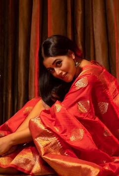 Poorna pics: திருமண மலர்கள் தருவாயா...நிச்சயம் செய்யப்பட்ட பூர்ணா கிளிக்ஸ்...!