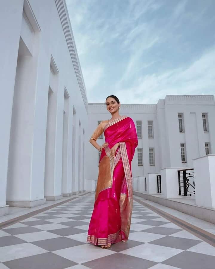 इस बीच मानुषी ने इंस्टाग्राम पर अपनी कुछ लेटेस्ट तस्वीरें शेयर की हैं, जिनमें उनका साड़ी लुक देखने को मिल रहा है.