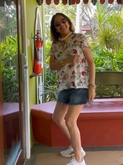 उन्होंने कहा, ''मैंने ये वीडियो उन लोगों को जवाब देना चाहती हूं जिन्हें ये लगता है कि सेक्सी कपड़े पहने वाले बस यूहीं बेकार होते हैं तो मैं उन्हें बता दूं कि मैंने संस्कृत में एमफिल की हुई है.''