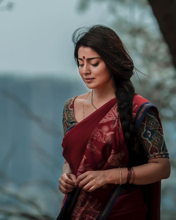 Shriya Saran Pics: 'RRR' एक्ट्रेस श्रिया सरन का बिकिनी के बाद साड़ी में दिखा ट्रेडिशनल अवतार, खूबसूरती से हटा नहीं पाएंगे नजर