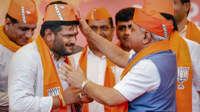Gujrat : Hardik Patel Joins BJP ahead of Gujrat Assembly Polls Hardik Patel : 