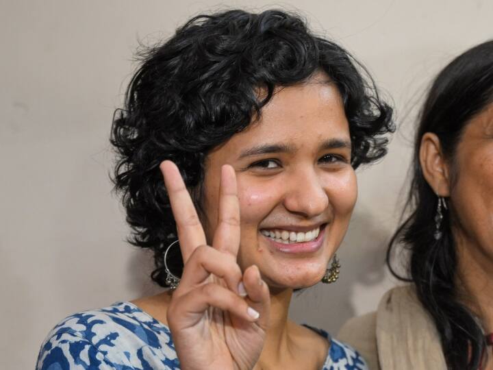 UPSC Final Result 2021: सिविल सेवा परीक्षा की टॉपर श्रुति शर्मा ने 54.56 फीसदी अंकों के साथ हासिल की सफलता- UPSC UPSC Final Result 2021 Topper Shruti Sharma got 54.56 percent marks in Civil Service exams UPSC Final Result 2021: सिविल सेवा परीक्षा की टॉपर श्रुति शर्मा ने 54.56 फीसदी अंकों के साथ हासिल की सफलता- UPSC