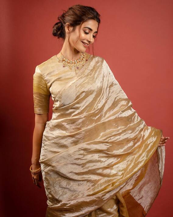 Pooja Hegde Photos: साड़ी पहने कमाल के पोज़ देतीं बला की खूबसूरत लगीं पूजा हेगड़े, कातिलाना अदाएं बना देंगी दीवाना!