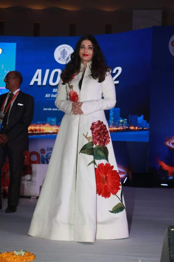 Aishwarya Rai Bachchan Photos: व्हाइट ड्रेस में बला की खूबसूरत लगीं ऐश्वर्या राय बच्चन, फोटोज से नहीं हटा पाएंगे नजर