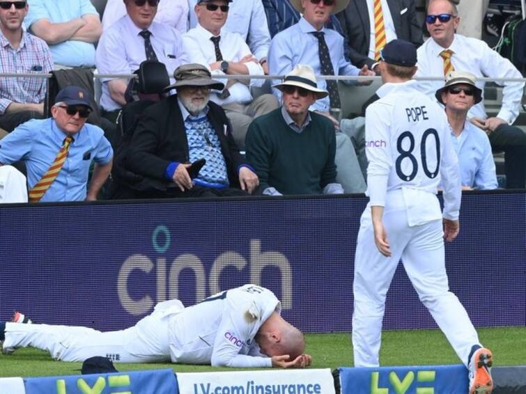 ENG vs NZ: Jack Leach withdrawn from Test after suffering concussion symptoms during fielding incident ENG vs NZ: इंग्लंडला मोठा धक्का! जॅक लीच लॉर्ड्स टेस्टमधून बाहेर, फिल्डिंग करताना डोक्याला दुखापत