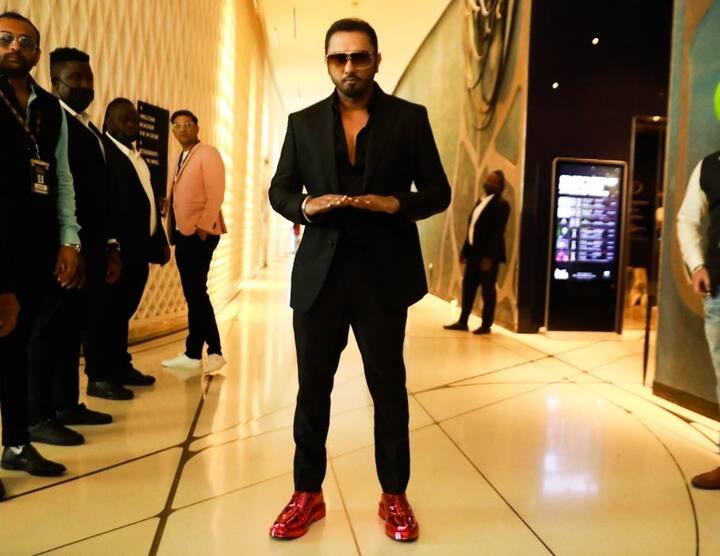 यो यो हनी सिंह ब्लैक कलर के सूट में नजर आए. हर बार की तरह इस बार भी उनका लुक सबसे अलग था.