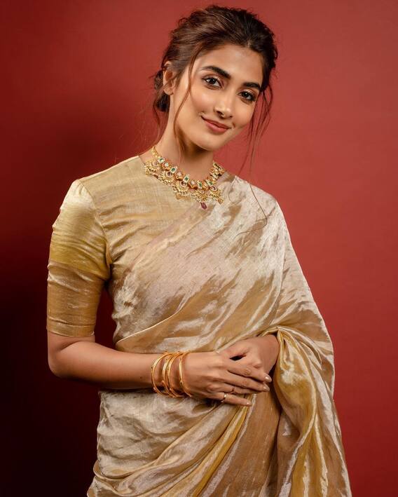 Pooja Hegde Photos: साड़ी पहने कमाल के पोज़ देतीं बला की खूबसूरत लगीं पूजा हेगड़े, कातिलाना अदाएं बना देंगी दीवाना!
