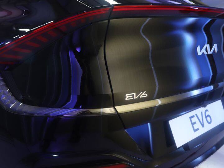 In terms of its range, the EV6 has a large 77.4kWh battery pack that enables it to have a range of around 528 km. This much range makes the EV6 one of the most efficient EVs that you can get.