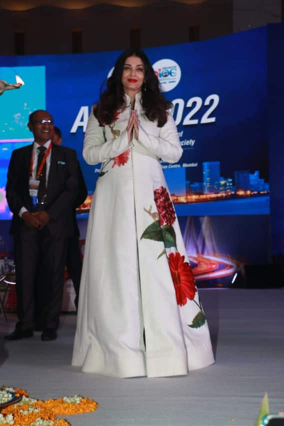 Aishwarya Rai Bachchan Photos: व्हाइट ड्रेस में बला की खूबसूरत लगीं ऐश्वर्या राय बच्चन, फोटोज से नहीं हटा पाएंगे नजर