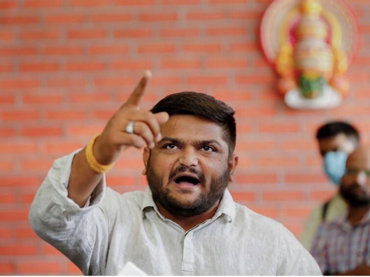 After joining BJP, a youth man tried to throw ink on Hardik Patel in kamalam gandhinagar ભાજપમાં જોડાયા બાદ હાર્દિક પટેલનો વિરોધ, જાણો હાર્દિક પર કોણે ફેંકી શ્યાહી?, જુઓ વિડીયો