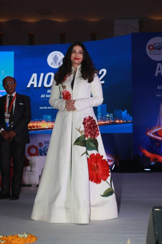 Aishwarya Rai Bachchan Photos: व्हाइट ड्रेस में बला की खूबसूरत लगीं ऐश्वर्या राय बच्चन, फोटोज से नहीं हटा पाएंगे नजर