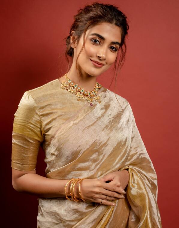 நம் காதல் காற்றில் பற்றும் அது வானின் காற்றில் எட்டும் நாம் கையில் மாற்றிக் கொள்ள பொன் திங்கள் விழும்