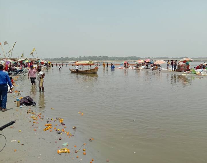 Prayagraj: संगम पर घुटने भर भी नहीं बचा गंगा का पानी, बैठकर भी नहीं लग पा रही है आस्था की डुबकी up news prayagraj Ganga river started drying up in scorching heat, water reached below knees ann Prayagraj: संगम पर घुटने भर भी नहीं बचा गंगा का पानी, बैठकर भी नहीं लग पा रही है आस्था की डुबकी