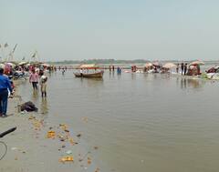 Prayagraj: संगम पर घुटने भर भी नहीं बचा गंगा का पानी, बैठकर भी नहीं लग पा रही है आस्था की डुबकी