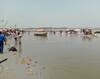 Prayagraj: संगम पर घुटने भर भी नहीं बचा गंगा का पानी, बैठकर भी नहीं लग पा रही है आस्था की डुबकी