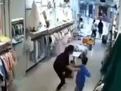 Video: चीन में भूकंप से अफरा-तफरी, लोग सड़क की तरफ भागे, दुकान से बच्चा और मां किसी तरह बाहर निकले