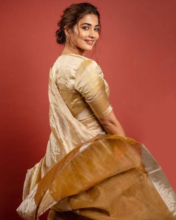 Pooja Hegde Photos: साड़ी पहने कमाल के पोज़ देतीं बला की खूबसूरत लगीं पूजा हेगड़े, कातिलाना अदाएं बना देंगी दीवाना!
