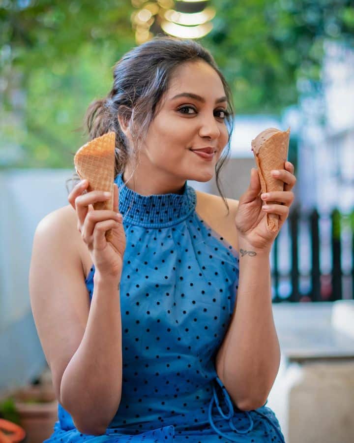 கால்கள் இரண்டும் தரையில் இருந்தும் வானில் பறக்கிறேன்