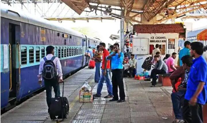 যেখানে বলা হয়েছে, অতিরিক্ত ব্যাগেজের ক্ষেত্রে পার্সেল অফিস থেকে লাগেজ বুক করতে হবে যাত্রীদের। ফলত, টিকিটের পাশাপাশি বেশি মালপত্র বহন করলে দিতে হবে আরও টাকা।
