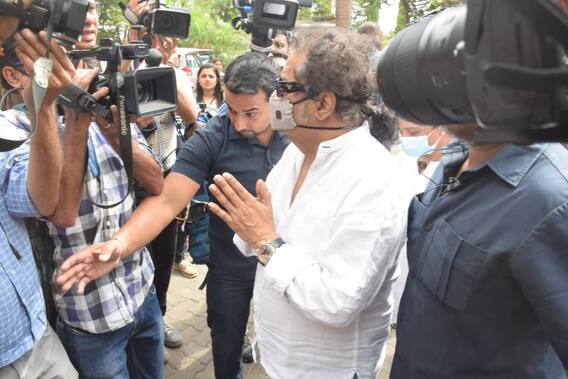 KK last Rites Photos : केके को अंतिम विदाई देने पहुंचे म्यूज़िक इंडस्ट्री के सितारे, दिखे भावुक