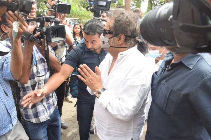 हरिहरन ने नम आंखों से केके को अंतिम विदाई दी.हरिहरन की फोटोज़ सामने आई हैं जिनमें वो भावुक दिख रहे हैं.