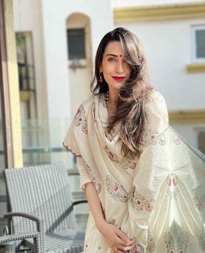 बॉलीवुड डीवा करिश्मा कपूर अपने फैशन गेम से लाखों दिलों को धड़काती दिखती हैं. एक्ट्रेस का नूरानी चेहरा हर लुक में खिल उठता है.