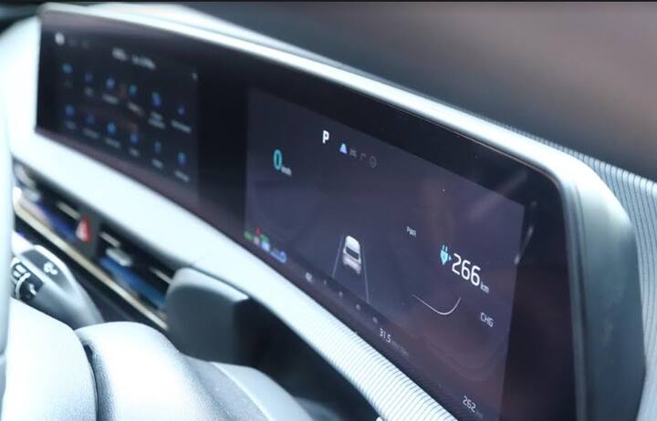 બેટરી રેન્જઃ - કિયા EV6 ઇલેક્ટ્રિક ક્રૉસઓવરને Hyundaiને સમર્પિત ઇલેક્ટ્રિક ગ્લૉબલ મૉડ્યૂલર પ્લેટફોર્મ (E-GMP) પર બનાવવામાં આવ્યુ છે. ક્રૉસઓવરમાં 77.5kWh એક મોટી બેટરી પેક આપવામાં આવ્યુ છે. જે 321bhp નો પાવર અને 605Nm નો પીક ટૉર્ક જનરેટ કરવામાં સક્ષમ છે. વળી ફૂલ ચાર્જ કરવા પર આનો સ્ટાન્ડર્ડ પેક 424 કિલોમીટરની રેન્જ પણ આપી શકે છે. દાવો કરવામાં આવે છે કે Kia EV6 ની લૉન્ગ રેન્જ વર્ઝન પુરેપુરી રીતે ચાર્જ થવા પર 528kms ની રેન્જને કવર કરી શકે છે.