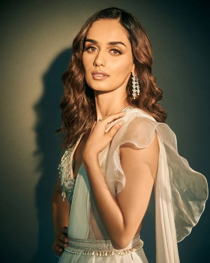 मानुषी ने बुधवार को भी साड़ी में अपनी कुछ तस्वीरें शेयर की थी, जिसमें वो बेहद खूबसूरत लग रही थीं.