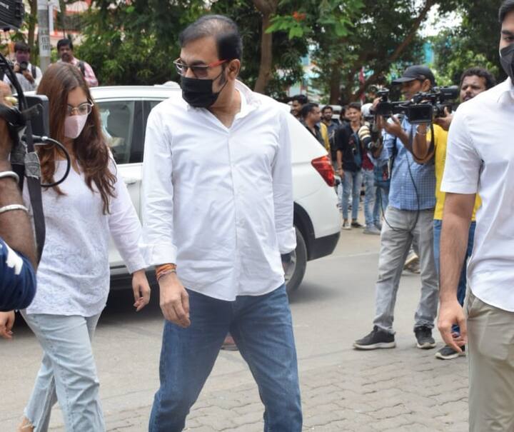 केके के अंतिम दर्शन करने सुदेश भोसले भी पुहंचे.