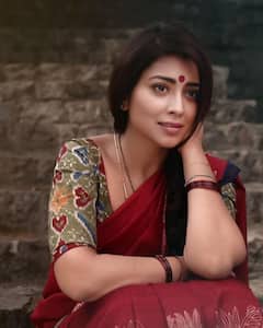 Shriya Saran Pics: 'RRR' एक्ट्रेस श्रिया सरन का बिकिनी के बाद साड़ी में दिखा ट्रेडिशनल अवतार, खूबसूरती से हटा नहीं पाएंगे नजर
