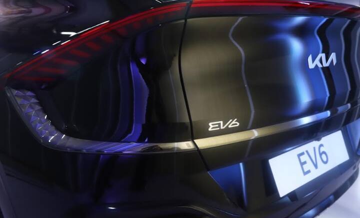 લૂકઃ - લૂક અને ડિઝાઇનના મામલામાં કિયા EV6ને એક નવા લૂકમાં લૉન્ચ કરવામા આવી છે. આની લંબાઇ 4.7 મીટરની છે. બહારના લૂકમાં તમને બૉડી શાર્પ્સ લાઇન્સ LED લાઇટ્સ અને ડિજીટલ ટાઇગર નૉઝ ગ્રિલ જેવા ફિચર્સ જોવા મળે છે. આનુ લાંબુ બૉનેટ ખાસ છે. આ કારને તમે રનવે રેડ, ઓરેરા બ્લેક પર્લ, યાચ બ્લૂ, મૂનસ્કેપ અને સ્નો વ્હાઇટ પીયર જેવા 5 કલરમાં પસંદ કરી શકો છે.