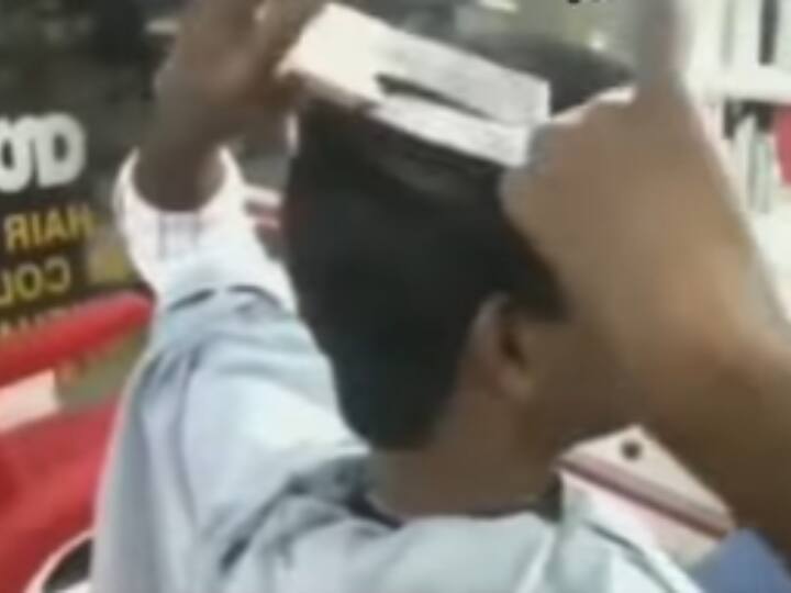man cutting his hair by own video got viral on social media Viral Video: ये बंदा है आत्मनिर्भर! इसके बाल काटने के तरीके को देख हैरान रह जाएंगे आप