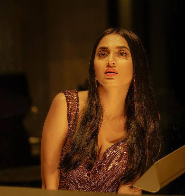 तेजस्वी प्रकाश सोशल मीडिया लवर हैं, ऐसे में वो अपनी फोटो वीडियो को शेयर करने का कोई मौका हाथ से नहीं जाने देती हैं, और फैंस को खूब एंटरटेन भी करती हैं.