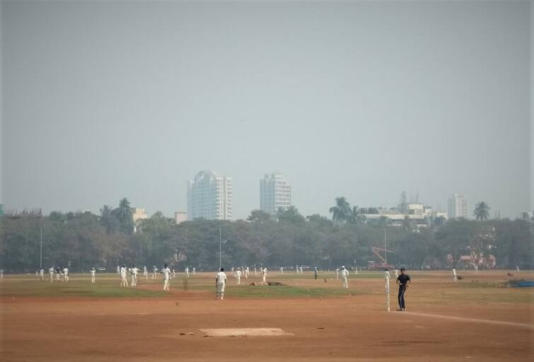 Corruption in Shivaji Park Ground by BMC, 60000 per day for water and grass plantations, alleges social activist Prakash Belwade मैदानातील कामासाठी निविदा, तीन वर्षांसाठी तीन कोटींचं कंत्राट; शिवाजी पार्कात भ्रष्टाचार?