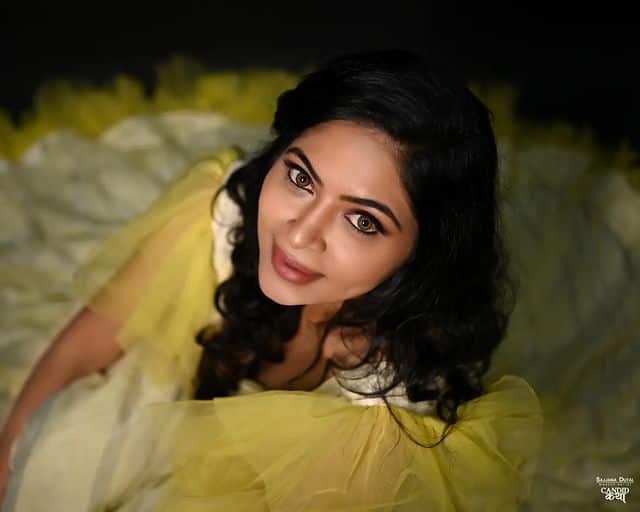 सध्या श्वेता शिंदे चर्चेत आली आहे  ती तिच्या लेटेस्ट फोटोशूटमुळे, या फोटोशूटमध्ये श्वेताने पिवळ्या रंगाचा ड्रेस परिधान केलाय.(photo: shwetashinde_official/ig)