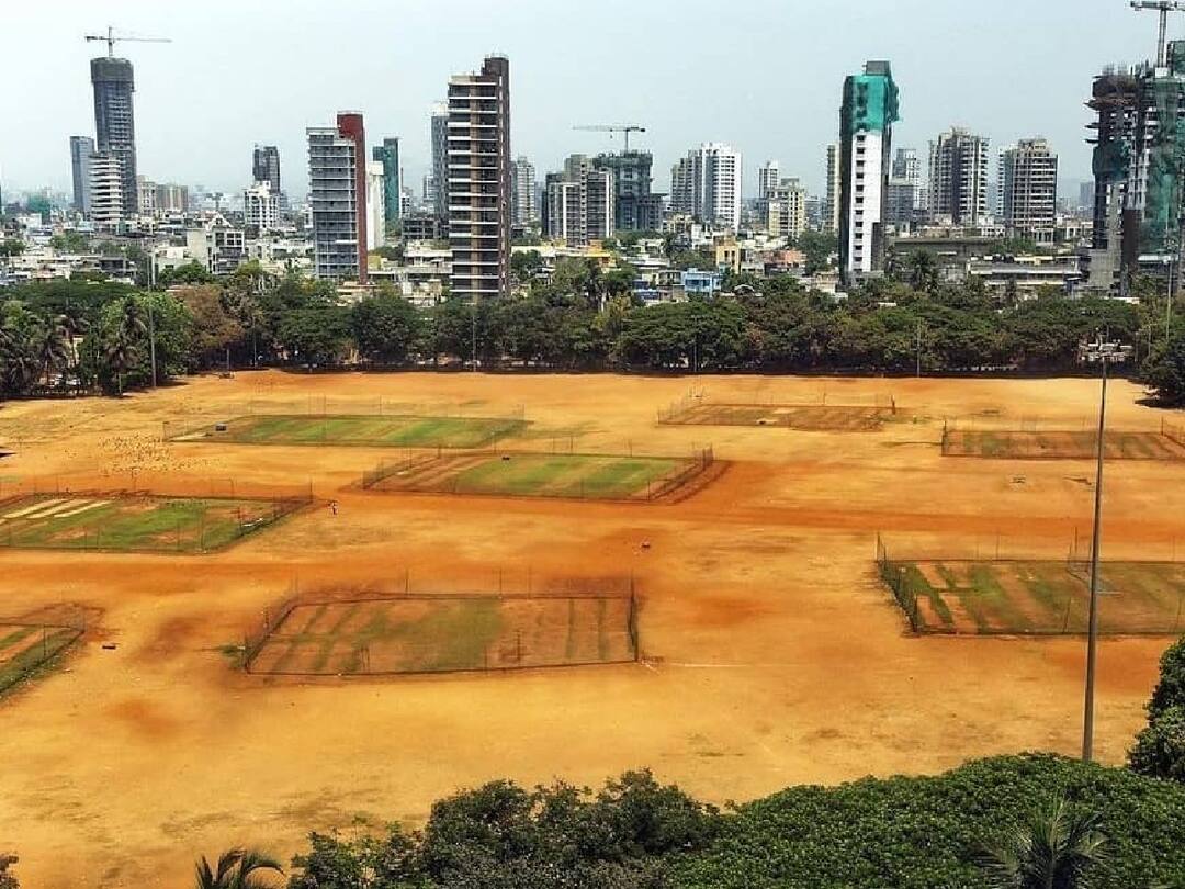 Shivaji Park Corruption in Shivaji Park Ground by BMC. 60000 per day for water and grass plantations Shivaji Park : शिवाजी पार्कात भ्रष्टाचार? मैदानावर दरदिवशी 60 हजाराचा खर्च होणार?