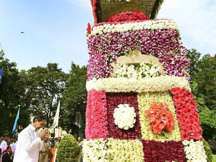 CM KCR visited the Telangana Martyrs Memorial at Gun Park and paid tributes. (Image: Twitter/TRS Party)
