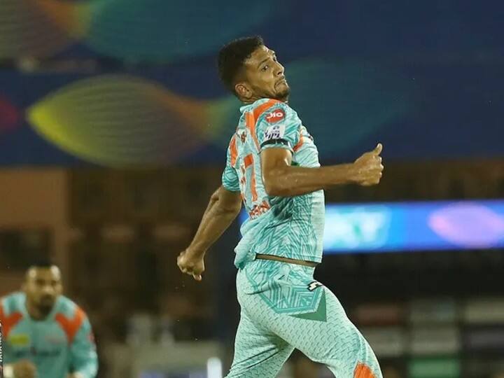 लखनऊ सुपर जायंट्स के तेज गेंदबाज मोहसिन खान यूं तो पहले भी IPL में खरीदे जा चुके थे लेकिन उन्हें डेब्यू करने का मौका इस सीजन में मिला. मोहसिन ने IPL 2022 में 9 मैच खेले 14.07 की लाजवाब बॉलिंग औसत से 14 विकेट चटकाए. मोहसिन की गेंदों पर रन बनाना भी बेहद मुश्किल रहा. इन्होंने प्रति ओवर महज 5.97 रन दिए. (फोटो सोर्स: iplt20.com)