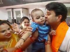 Jabalpur News: बीजेपी कार्यकर्ता के घर जेपी नड्डा ने पी चाय, बेटे को गोदी में उठाकर ज्योतिरादित्य सिंधिया ने चूमा
